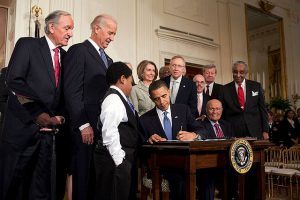 640px-Obama_signs_health_care-20100323